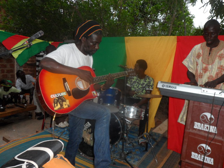 ART CULINAIRE : Des mets traditionnels  burkinabè à base de  produits  bio   valorisés  au  Bio- Resto  de Koubri  à  l’occasion de  la Fête de  la Poissonnerie.