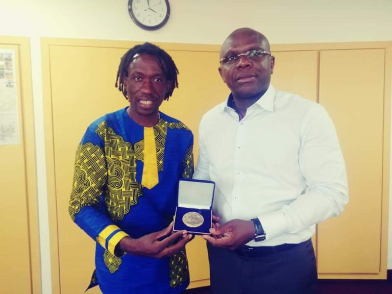 PEOPLE : BEBETO Lonsili présente au ministre de la Communication sa médaille d’honneur de l’Assemblée nationale du Québec.