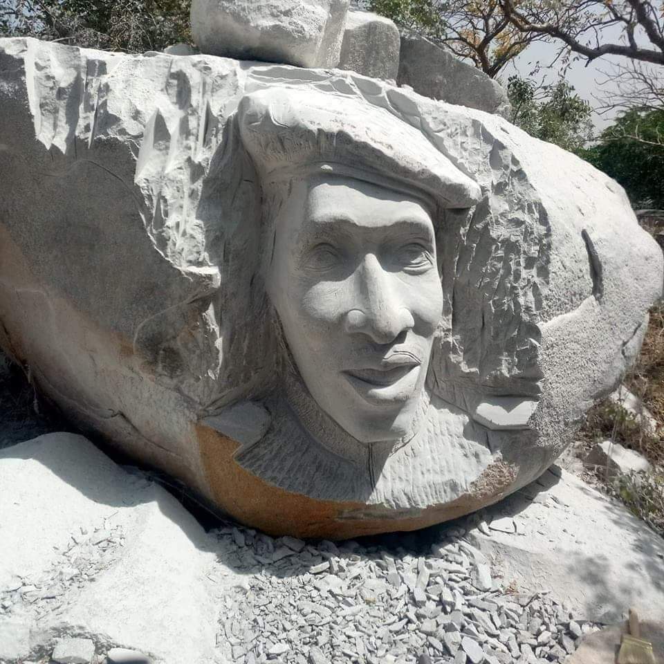  « SYMPO GRANIT 89 »: Thomas SANKARA “immortalisé” sur une pierre à Laongo vers Ziniaré