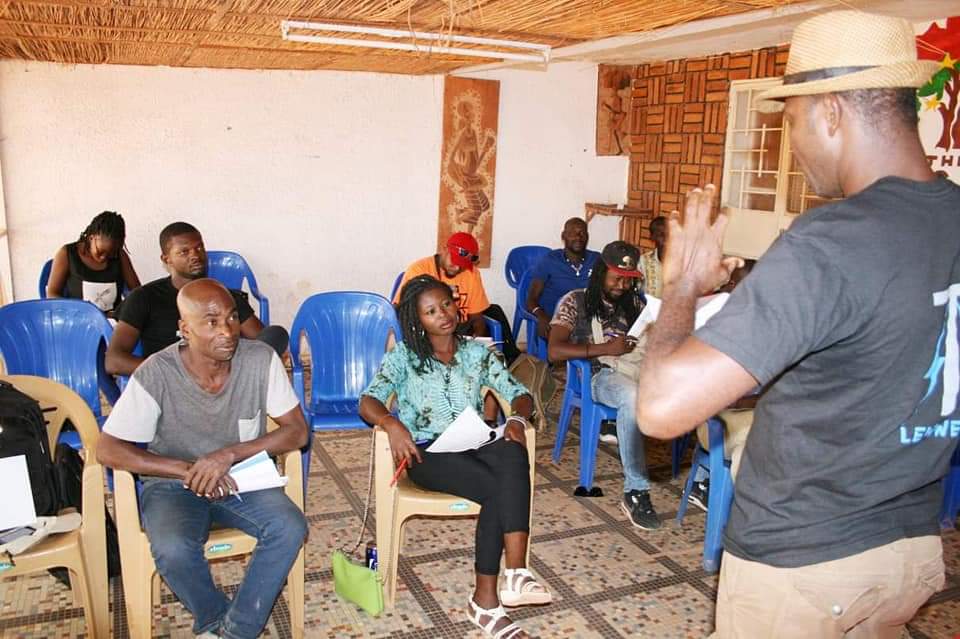  Festival Rendez-Vous Chez Nous: Des techniciens d’Afrique reçoivent une formation en son et lumière dans l’espace public.