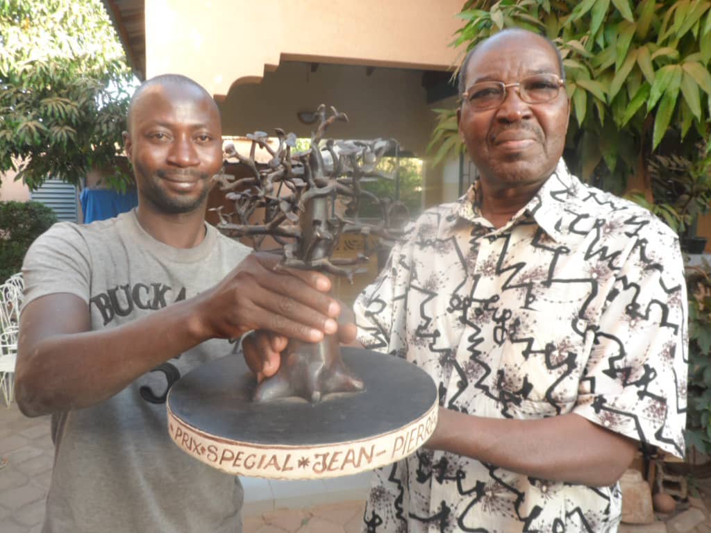  Culture : Le doyen Oger Kaboré reçoit le prix Spécial ” Jean-Pierre Guingané ” du festival “YINIMBAAYÉ” du Centre- est.