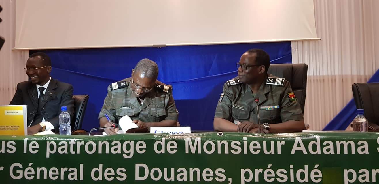 Guide pratique de la poursuite des infractions douanières: Un ouvrage pour mieux comprendre le droit douanier.