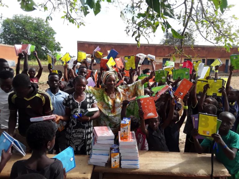 People: La Reine Akouandanbou offre des fournitures scolaires aux élèves.