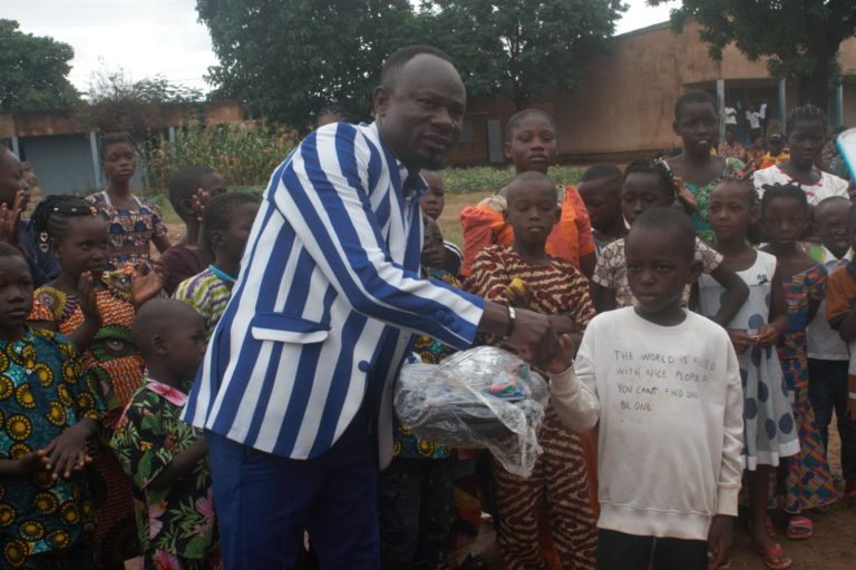 Le PDG du complexe récréatif le Haut Niveau vient en aide aux enfants de l’Institut des Jeunes Sourds du Faso Ouaga