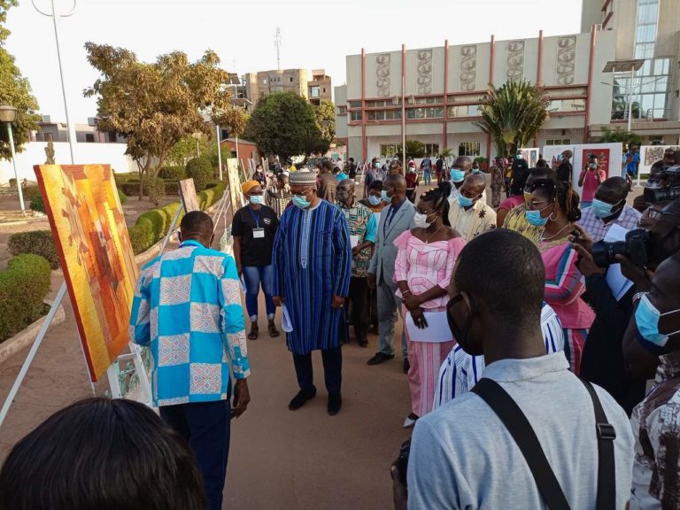 Projet « contre la Covid-19, artiste-plasticien, je m’engage »: une centaine d’œuvres exposées à la mairie de Ouagadougou