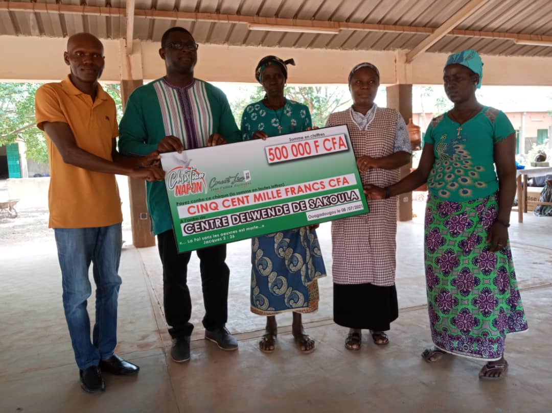  SOCIÉTÉ: le chantre Christian Napon apporte son aide aux femmes du Centre Delwendé de Sakoula