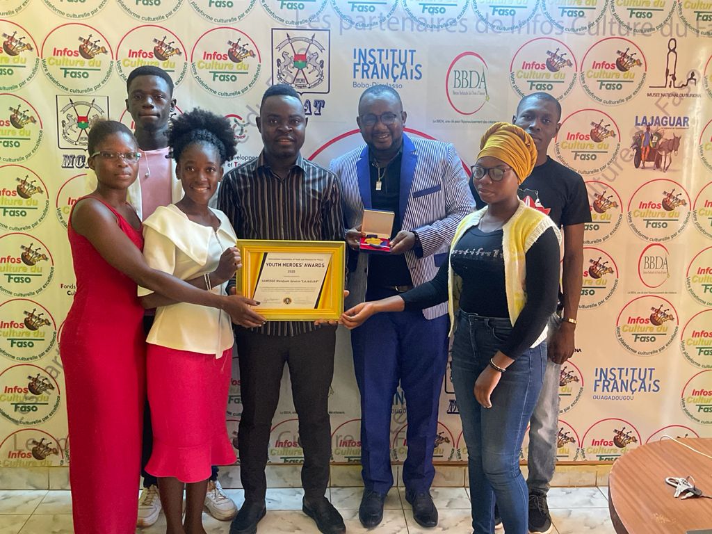  « Youth Heroes Awards »: le lauréat l’humoriste Lajaguar, présente son prix à Infos Culture du Faso