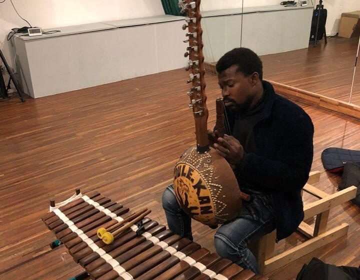  Bobo-Dioulasso: gros plan sur Diakaria Diabaté, fervent joueur de la kora
