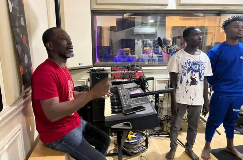 “L’origine de la voix, c’est la respiration”, Bil Aka Kora sur son projet de formation « Trouve ta voix »