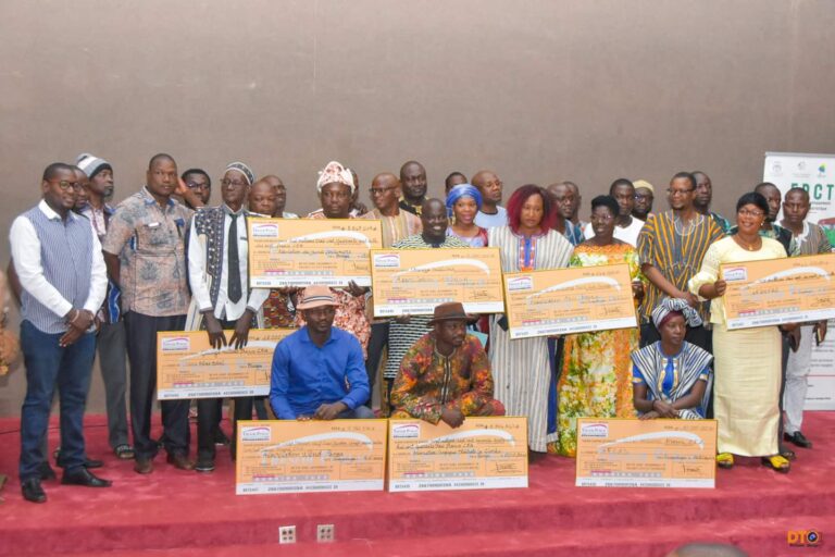 Appel à projets spécifique/Hauts-Bassins : 33 bénéficiaires reçoivent leurs chèques à Bobo-Dioulasso