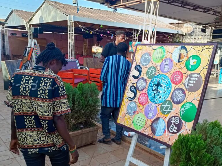 Art plastiques: « Regard vers la fin » exposé à l’espace culturel feelings à Ouagadougou