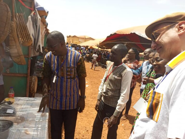 SNC Bobo 2024 : les festivaliers à la rencontre de leur source au village des communautés