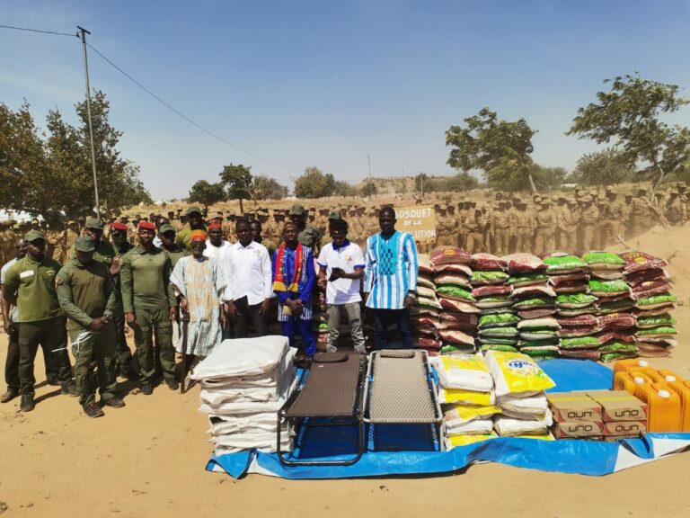 Soutien à l’effort de paix : des jeunes burkinabè font un don à l’endroit des VDP